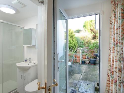 金斯布里奇Waterside Park Annexe的一间带水槽和玻璃淋浴间的浴室