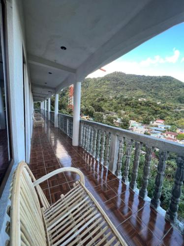 圣马科斯拉拉古纳Hotel Berena的山景阳台(带长椅)