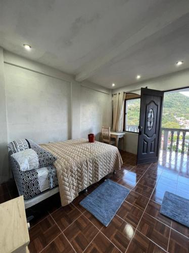 圣马科斯拉拉古纳Hotel Berena的一间卧室配有一张床、一张桌子和一个窗户。