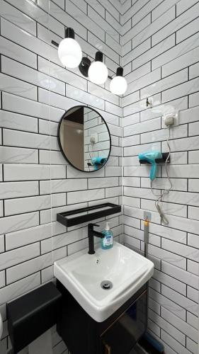 Sungai PelikBonjour Homestay的白色的浴室设有水槽和镜子