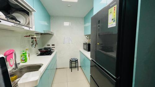 新庄J-Double Room Xinzhuang District的一间带水槽和冰箱的小厨房