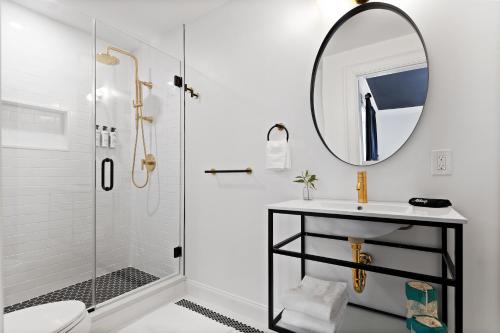 塞伦The Coach House的白色的浴室设有水槽和镜子