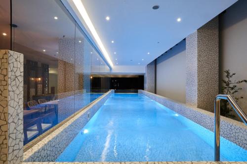 打横Cordela Suites Tasikmalaya的酒店大堂的大型游泳池