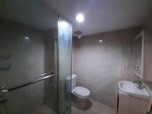 雅加达Cozy Tamansari Hive Cawang by Bonzela Property的带淋浴、卫生间和盥洗盆的浴室
