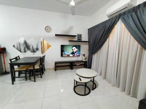 汝来SS CondoStay Residensi Lili, Nilai nearby KLIA, USIM - infinity pool, wifi, smart tv的客厅配有桌子和电视。