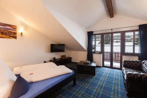 福森Vitusfort Doppelzimmer Edinburgh的客厅配有床和沙发