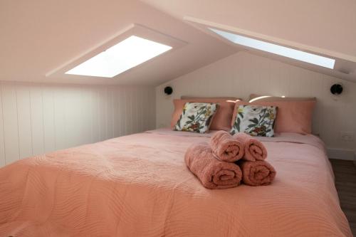 霍尔斯加普Wild Life Cabin 1 - Grampians的一间卧室配有一张床,上面有两条毛巾