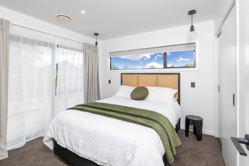 马丁伯勒The Green House - Luxury Eco Escape的白色的卧室设有一张大床和一个窗户