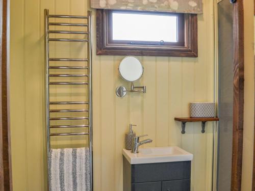 波克灵顿Mayflower - Uk41003的一间带水槽和镜子的浴室