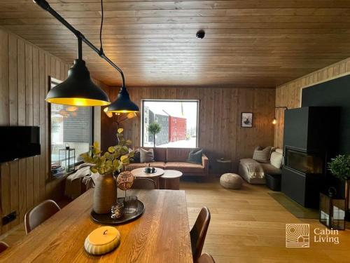 奥耶Brand new Chalet-apart slope Hafjell Mosetertoppen的客厅配有桌子和沙发