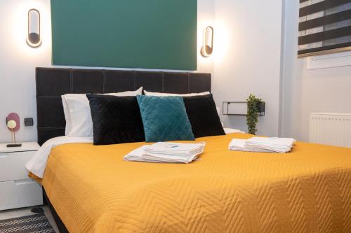 卡瓦拉eliTe deluxe的一间卧室配有一张床,上面有两条毛巾