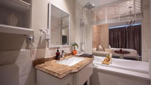 胡志明市Celine Living - Central的一间带水槽的白色浴室和一间客厅