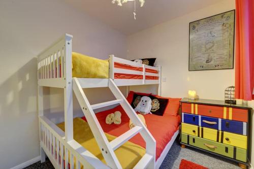 沃特福德Harry's House (Muggles welcome too!)的儿童卧室配有双层床和书桌