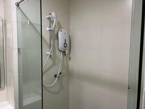丹那拉打BLUE JADE STUDIOS的浴室内配有淋浴和头顶淋浴