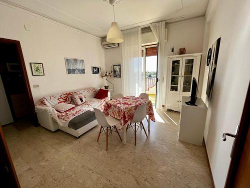 贾迪尼-纳克索斯Giardini Tao daniele的一间卧室配有桌椅和一张床