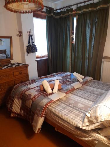 巴多尼奇亚Einaudi 9的卧室配有一张大床、一个梳妆台和窗户。
