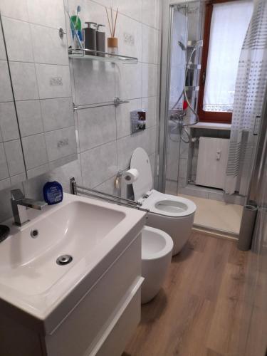 巴多尼奇亚Einaudi 9的浴室配有白色水槽和卫生间。