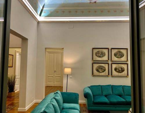 卡塔尼亚La Renaissance的客厅设有蓝色的沙发和天花板