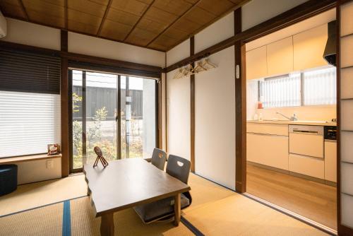 京都Tofukuji Saku Inn（东福寺咲く宿）的厨房以及带桌椅的用餐室。