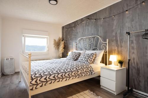 萨格勒布Apartment Viksa with Jacuzzi的一间卧室配有一张木墙床