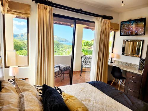 科克Amazing Oceanview rooftop terrace walk to beach的一间卧室设有一张床和一个享有美景的大窗户