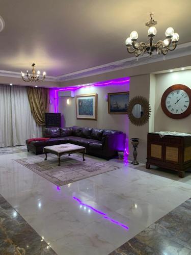 فيلا的带沙发和紫色照明的客厅