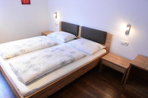 修希Haus Fulterer的一张床上有两个枕头的房间