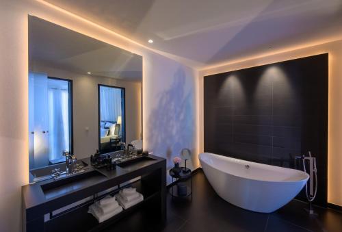 宾茨A-ROSA Collection Hotel Ceres am Meer的一间带大浴缸和大镜子的浴室