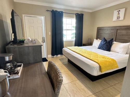 因迪兰提克Bleu Beach Resort的一间卧室配有一张带黄色毯子的大床