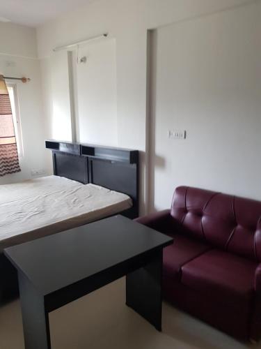 班加罗尔Anuraag的客厅配有沙发和桌子
