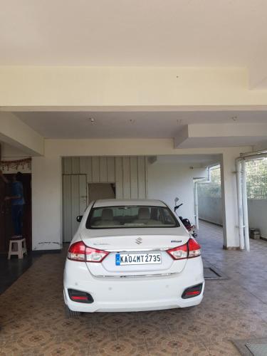 班加罗尔Anuraag的车库内停放的白色汽车