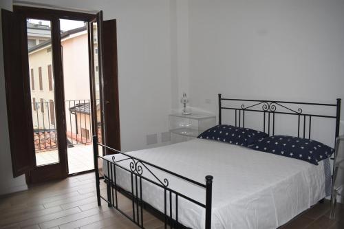 拉奎拉Le Radici Home的一间卧室设有一张床和一个滑动玻璃门