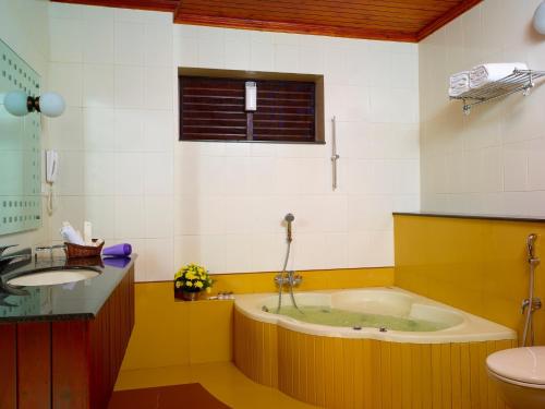 提喀迪大象苑卡迪酒店的带浴缸、盥洗盆和卫生间的浴室