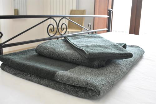 拉奎拉Le Radici Home的床上的一大堆毛巾