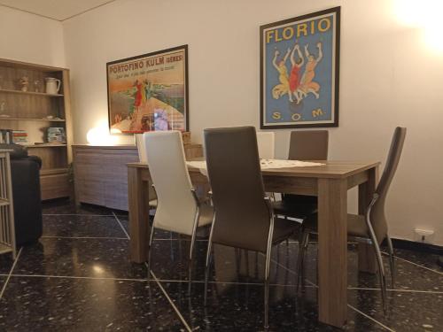 卡莫利A due passi dal cielo e dal mare - Balcony with Sea View的一间带木桌和椅子的用餐室