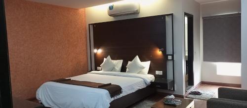 卡拉奇Hira Guest House的酒店客房,设有一张带大型床头板的床