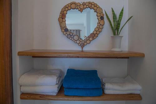埃拉Eagle View villa的一个带心镜子和毛巾的架子