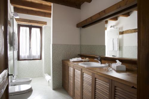 维罗纳伊尔瑞雷德尔阿巴匝酒店的一间带水槽、卫生间和镜子的浴室