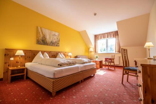 阿坎德尔温泽霍夫酒店的一间酒店客房,客房内配有一张床