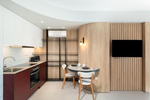 海若克利欧Evans Luxurious Apartment 2的一间厨房,里面配有桌椅