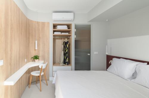 海若克利欧Evans Luxurious Apartment 2的卧室配有白色的床和书桌