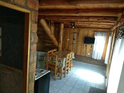 普埃洛湖Murmullos del bosque的小屋内的厨房配有桌椅