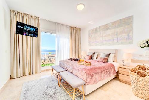 圣地亚哥港Black Beach Luxury Vacation House的一间卧室设有一张床和一个大窗户