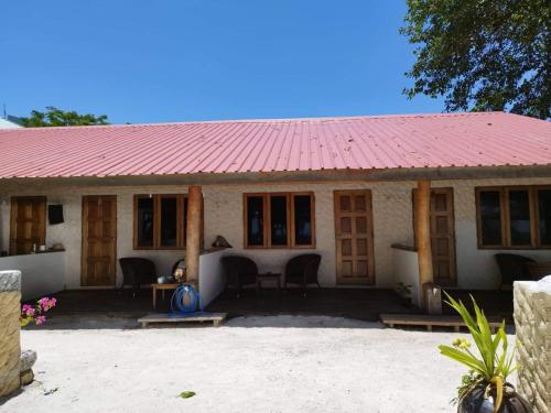ThinadhooReethi Villa Vaavu Thinadhoo的一间红色屋顶的小房子