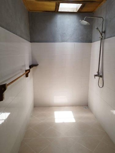 ThinadhooReethi Villa Vaavu Thinadhoo的带淋浴的浴室和瓷砖地板。