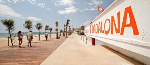巴达洛纳Barcelona Badalona Playa Terraza的一群人在海滩上散步