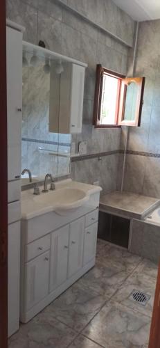 圣洛伦索La Viajera的浴室配有白色水槽和浴缸。