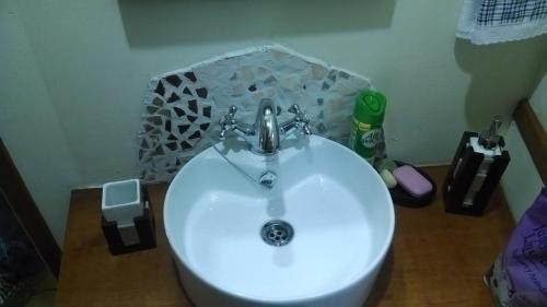 达卡卫多模博斯克乡村民宿的客房内的白色盥洗盆浴室
