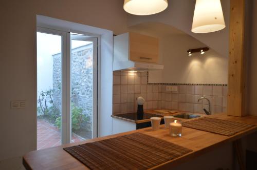 格拉纳达卡门德拉斯坎帕纳斯度假屋的厨房配有带水槽的柜台和窗户。