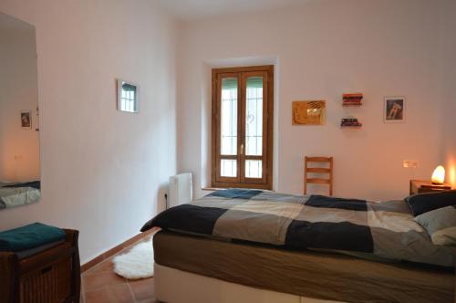格拉纳达卡门德拉斯坎帕纳斯度假屋的一间卧室设有一张床和一个窗口